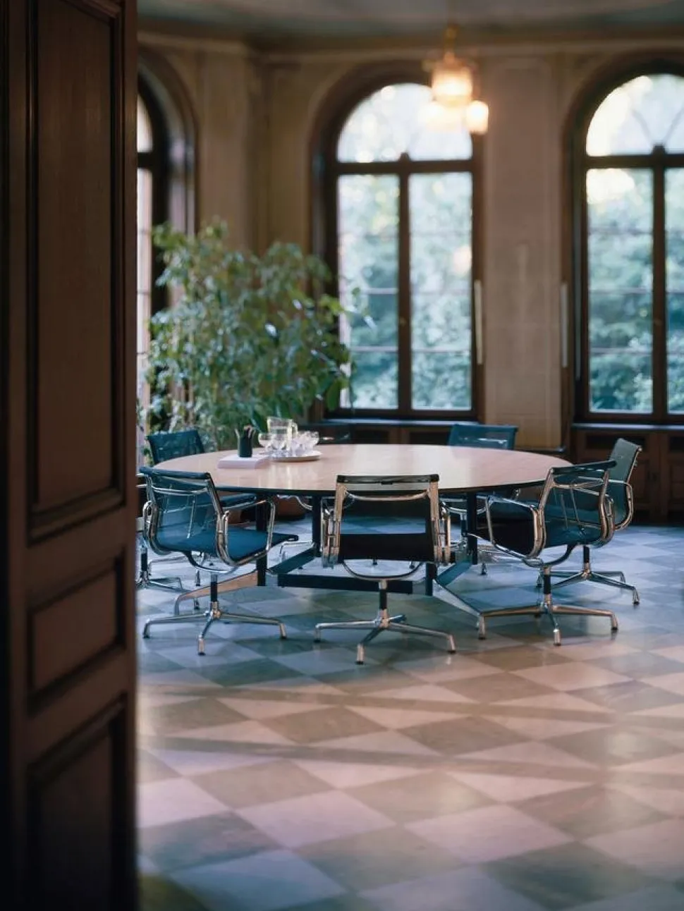 Aluminium Chair EA 107 / EA 108