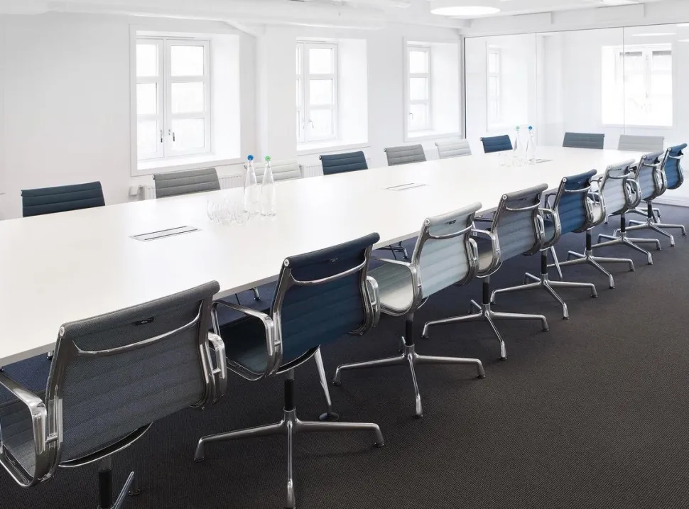 Aluminium Chair EA 107 / EA 108