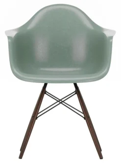 Eames Fiberglass Armchair DAW