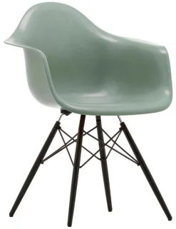 Eames Fiberglass Armchair DAW