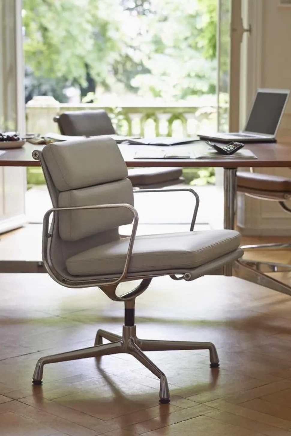 Soft Pad Chair EA 207 / EA 208